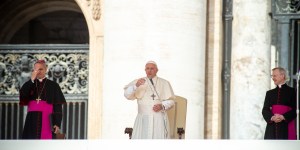 Papa: o demônio destrói a dignidade e provoca escravidão