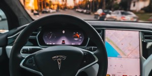 Tesla seria próxima empresa a pagar viagem de funcionárias para fazer aborto?