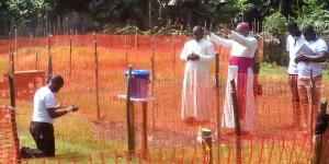 Foto de bispo abençoando padre com ebola comove redes sociais