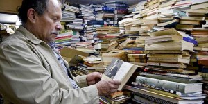 Catador monta biblioteca comunitária para crianças com livros achados no lixo