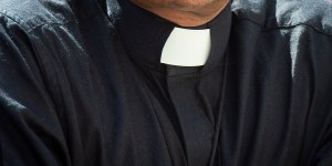 Ladrões se arrependem após roubar barco de padre no Pará