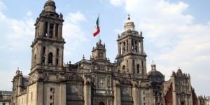 Feministas atacam catedrais no México alegando &#8220;repudiar a violência&#8221;