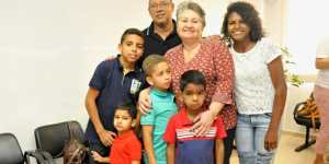 Casal adota 5 filhos para que os irmãos não se separem