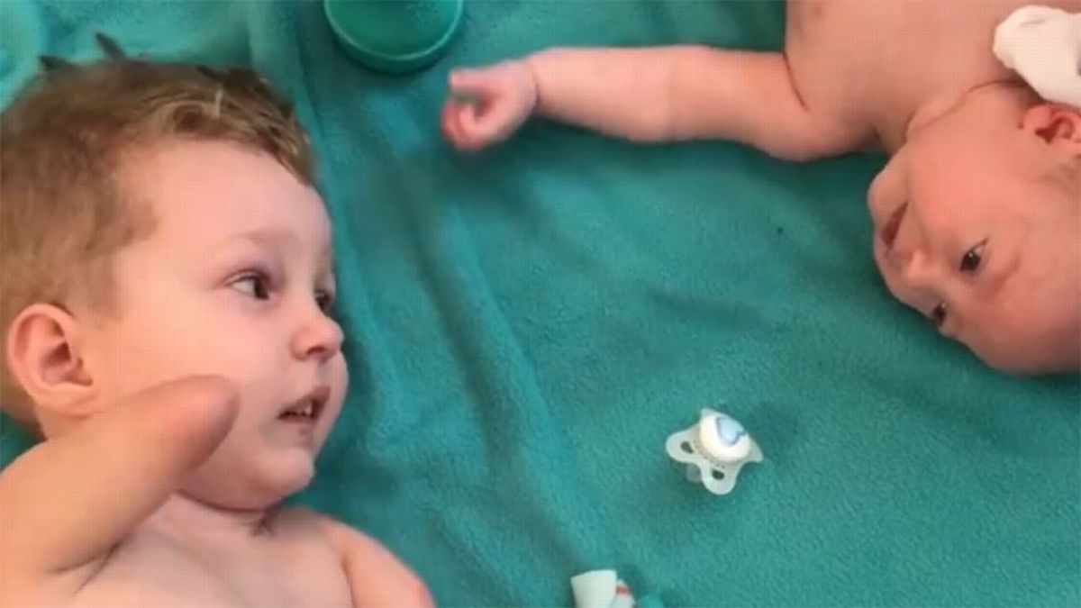 Camden, nacido sin brazos ni piernas, con su hermanito Jaxton.