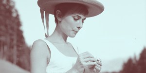 O que torna uma mulher elegante, segundo 4 grandes estilistas