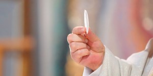 A antiquíssima regra de que as hóstias só podem ser feitas de farinha de trigo