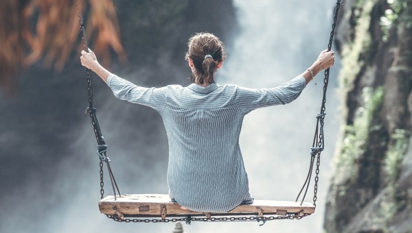 KOBIETA NA HUŚTAWCE