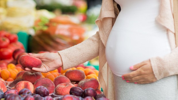 PREGNANT WOMAN GROCERY SHOPPING