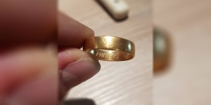 14 anos depois, homem recupera sua aliança de casamento perdida na praia