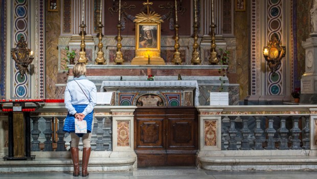 WOMAN,ALTAR