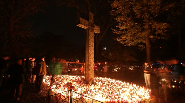 ROZŚWIETLONY CMENTARZ NOCĄ