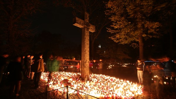 ROZŚWIETLONY CMENTARZ NOCĄ