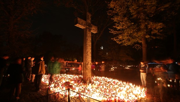 ROZŚWIETLONY CMENTARZ NOCĄ