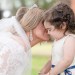 Menina de 3 anos sobrevivente de um câncer vira dama de honra do casamento da sua doadora de medula óssea