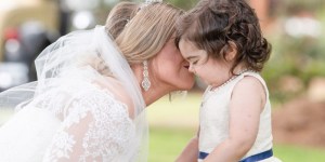Menina de 3 anos sobrevivente de um câncer vira dama de honra do casamento da sua doadora de medula óssea