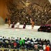 O que é essa escultura assustadora atrás do Papa?