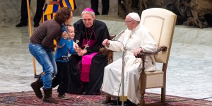 O garotinho mudo que roubou a cena na Audiência Geral do Papa