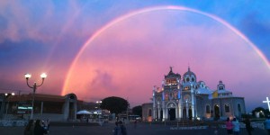Um arco-íris sobre uma basílica fascina as redes sociais