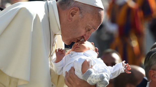 web3-photo-of-the-day-pope-francis-baby-kiss-antoine-mekary-aleteia-imedia1
