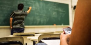 Professor é exonerado por exibir vídeo de temática homossexual em sala de aula