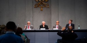 Vaticano discute como fortalecer a proteção dos menores na Igreja