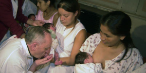 Papa Francisco incentiva amamentação em público e internet aplaude