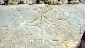 web-catacomb-rome-domitilla-katakomben_steintafel_mit_inschrift_alpha_und_omega_und_christussymbol_chi_rho-dnalor-01-cc1