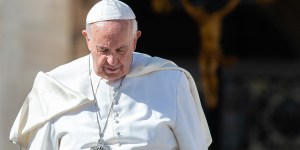 Papa advoga por um tipo de política que supere ideologias