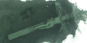 O grande crucifixo submerso que só pode ser visto quando o lago congela