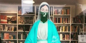Mais &#8220;arte&#8221;? Nossa Senhora profanada com símbolo abortista para mostra feminista