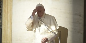 Papa: &#8220;Ensinem as crianças a fazerem bem o Sinal da Cruz: é a primeira oração!&#8221;