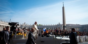 &#8220;Palco móvel&#8221;: será que o papamóvel é um &#8220;luxo pomposo&#8221;?