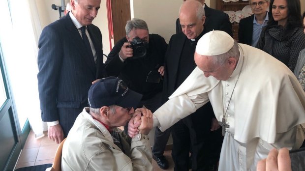 Visita del Papa Villagio enfermes con Alzheimer.jpeg