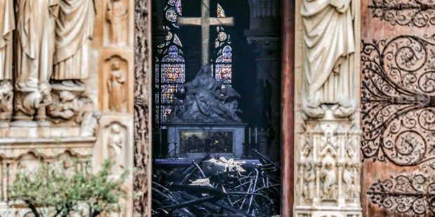 Notre Dame de Paris após o incêndio de 2019