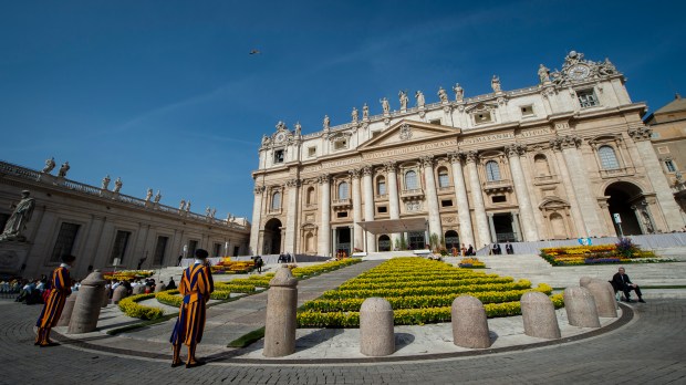 web2-saint-peters-basilica-facade-swiss-guard-antoine-mekary-aleteia-am_6689.jpg