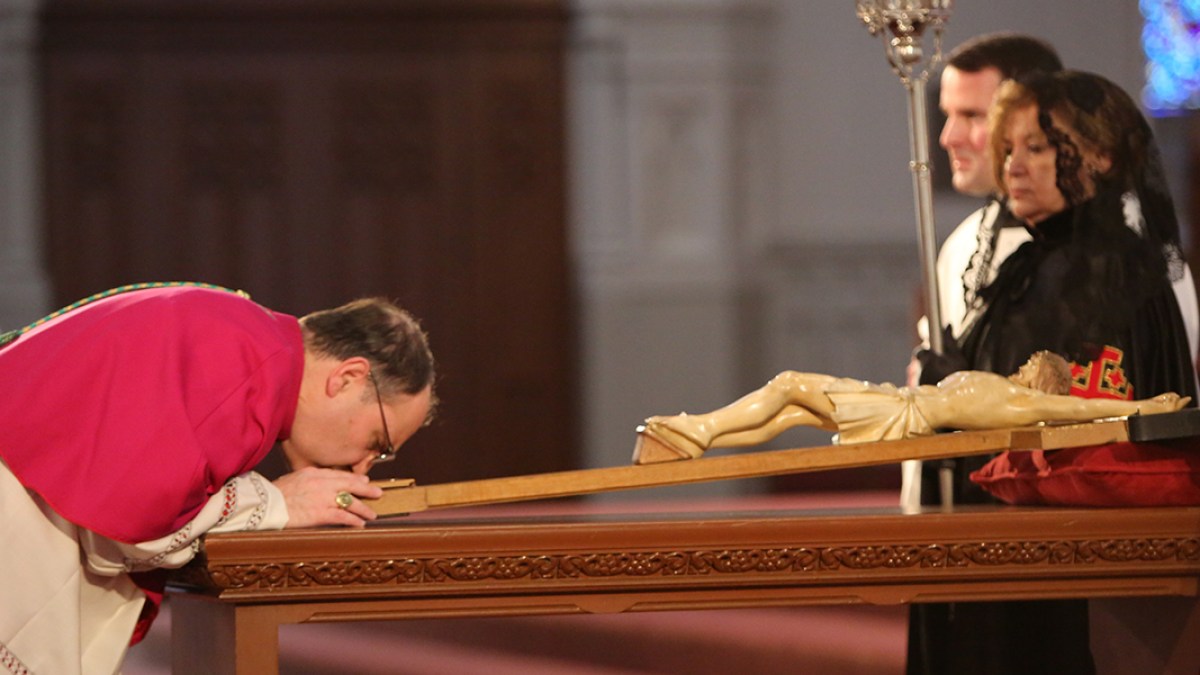 web3-good-friday-veneration-of-the-cross-priest-flickr.jpg