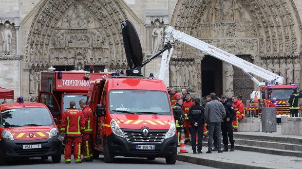 web3-notre-dame-fire-firemen-afp-000_1fo7wi.jpg