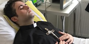 Seminarista com câncer é ordenado sacerdote no quarto de um hospital