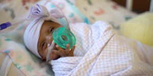 O menor bebê do mundo vai para casa feliz e saudável
