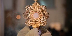 Por quanto tempo Jesus fica presente na Eucaristia após a Comunhão?