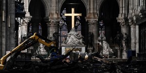 Nôtre-Dame, 16 de abril: hoje faz um ano que aquela Cruz refulgiu intacta e em pé