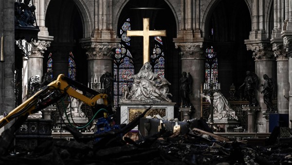 Cruz resiste a incêndio na catedral de Notre Dame de Paris