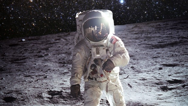 HOMEM PISANDO NA LUA