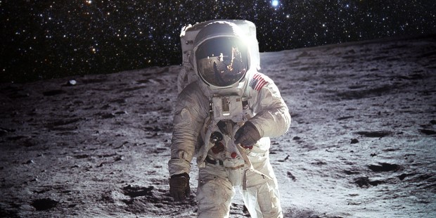 HOMEM PISANDO NA LUA