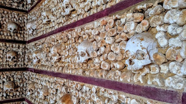 1_1024px-faro_capela_dos_ossos_closeup.jpg