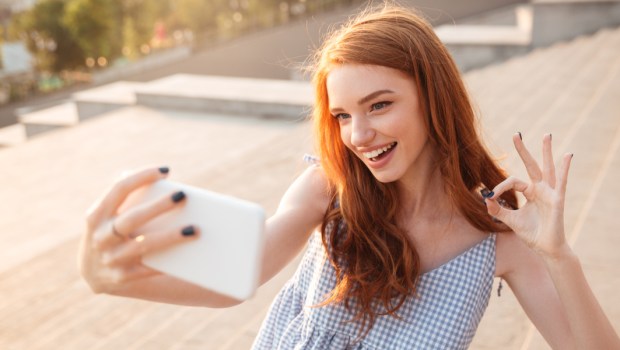 MENINA TIRANDO SELFIE