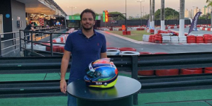 A triste despedida do piloto que carregava a imagem de Cosme e Damião no capacete