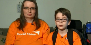 O menino cadeirante de 9 anos que doa bicicletas para crianças pobres irem à escola