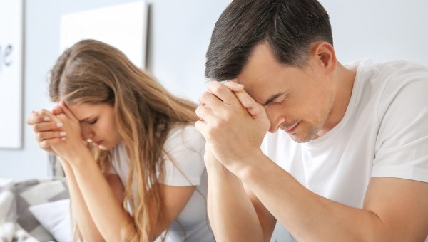 CASAL REZANDO PELOS FILHOS