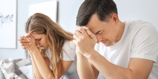CASAL REZANDO PELOS FILHOS